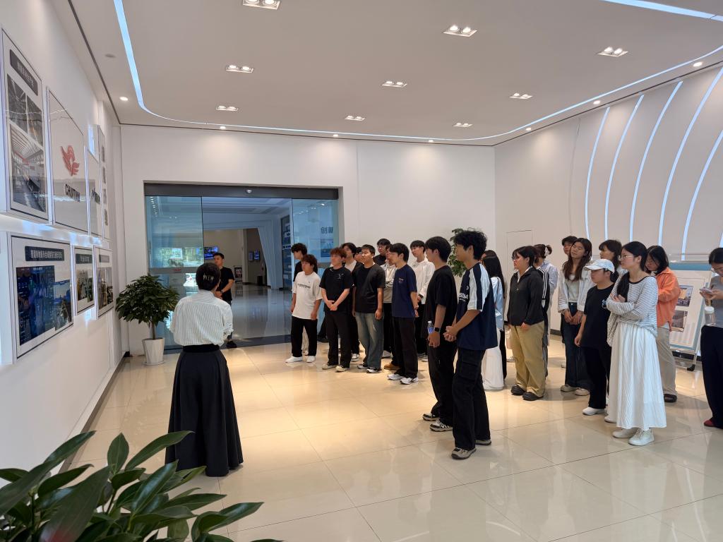 大数据学院开展“鹤院学子看鹤企·智启未...