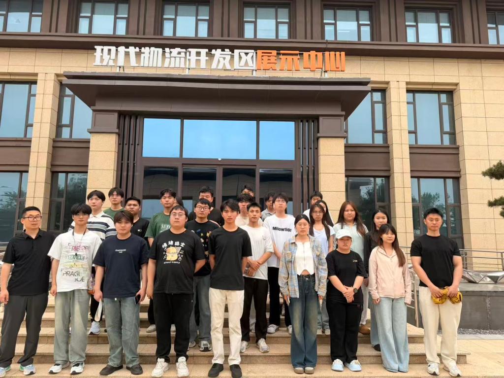 大数据学院开展“鹤院学子看鹤企·数智融...