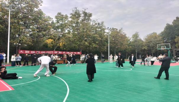 大数据学院举办2025级新生拔河比赛